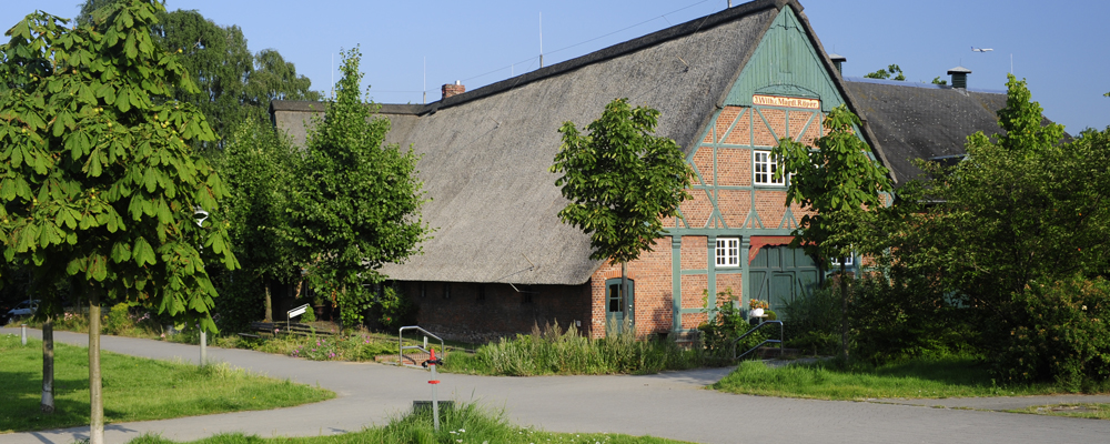 Der Röperhof mit Reetdach und Fachwerk