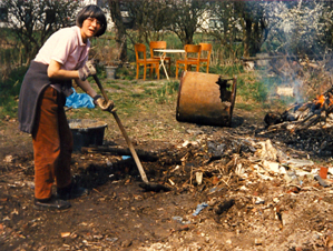 Elke de Cuveland beim Aufräumen, 1987