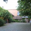 Der Innenhof üppig bewachsen