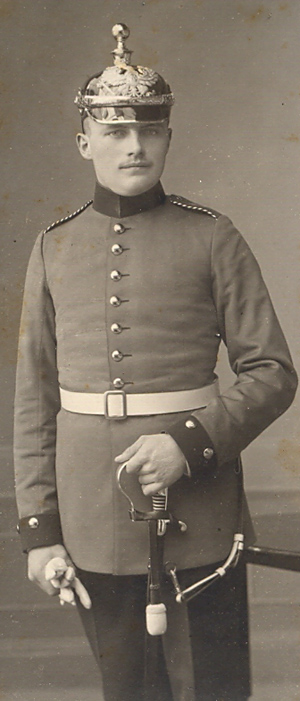 Vater Johann Röper mit dem Paradedegen