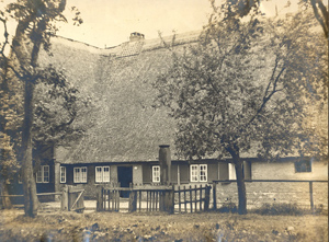 Röperhof mit Wasserpumpe um 1900